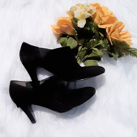 Tahari Shoes - Tahari Suede Ankle Bow Accent Booties Sz. 8.5M